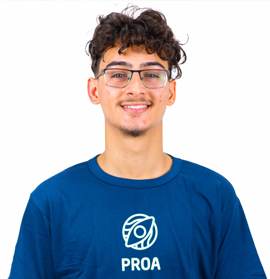 Erick Caique, homem de 19 anos com cabelos ondulado e cor de olhos comum, branco e altura 1.75, uso óculos e vestido com a camiseta azul do Instituto PROA